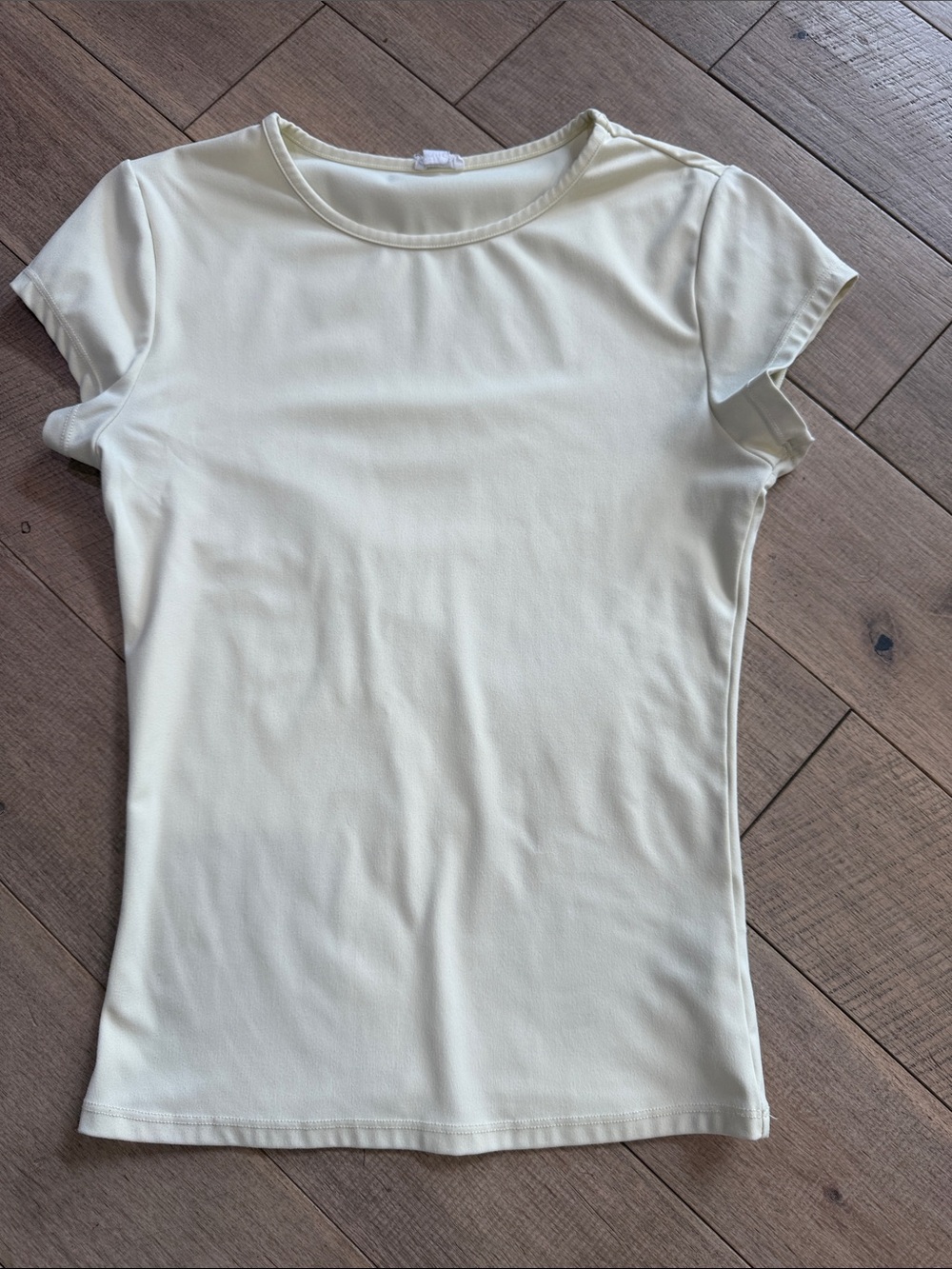 Garage Women's sleek Short Sleeve Crew Neck Top - Pale Yellow